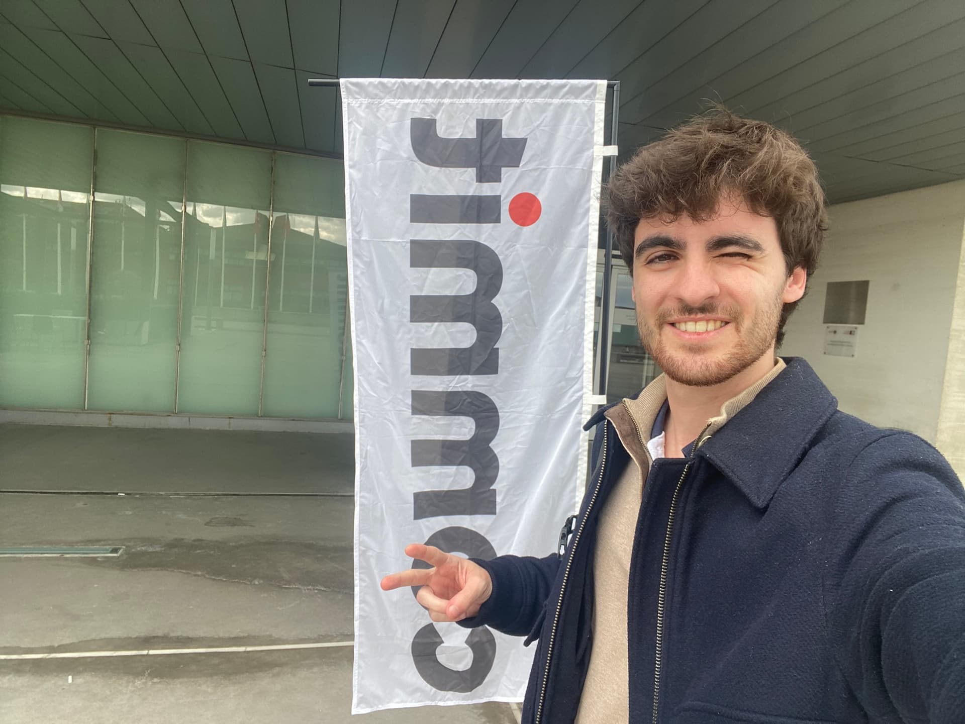 Álvaro in front of a Commit Conf rollup