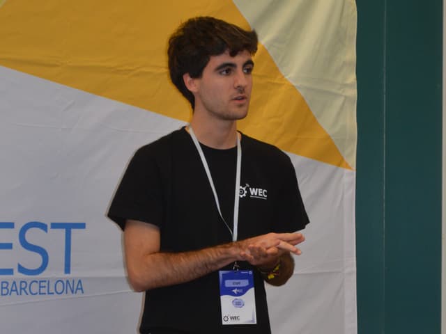 Álvaro presenting at the Week of Engineering Competition